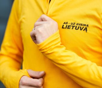Priglundantis džemperis su užrašu "Aš - už sveiką Lietuvą"