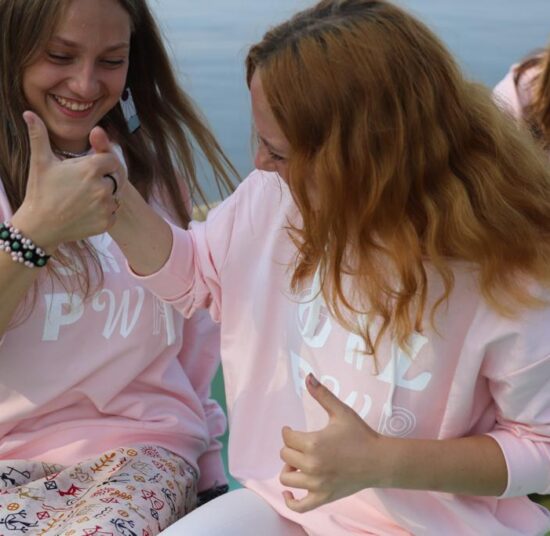 Laisvo stiliaus džemperis "GRL PWR"